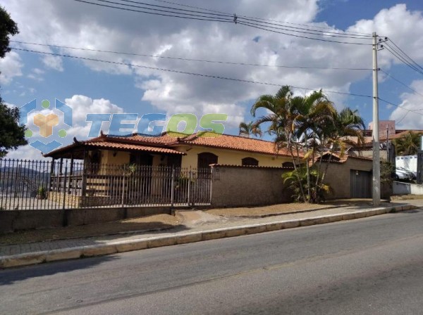 Casa com 3 Quartos 1 Copa 2 Salas, 2 Banheiros 1 ponto comercial com cerca de 100m² Cozinha, Área de Serviço e Canil Foto 2