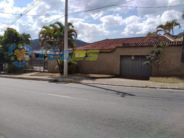 Casa com 3 Quartos 1 Copa 2 Salas, 2 Banheiros 1 ponto comercial com cerca de 100m² Cozinha, Área de Serviço e Canil Foto 3