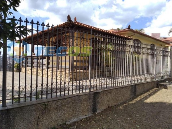 Casa com 3 Quartos 1 Copa 2 Salas, 2 Banheiros 1 ponto comercial com cerca de 100m² Cozinha, Área de Serviço e Canil Foto 5