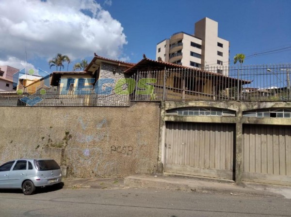 Casa com 3 Quartos 1 Copa 2 Salas, 2 Banheiros 1 ponto comercial com cerca de 100m² Cozinha, Área de Serviço e Canil Foto 6