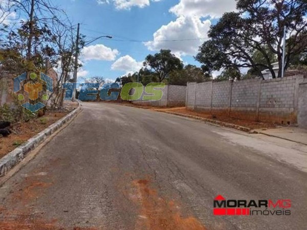 Excelente Terreno no Lagoa Mansões totalmente murado e terraplenado com 500 m2 de área verde ao fundo. Foto 4