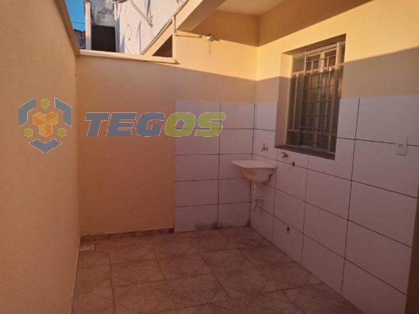 Apartamento de 02 dormitórios no bairro Belvedere,com área, sala cozinha e banheiro Foto 4