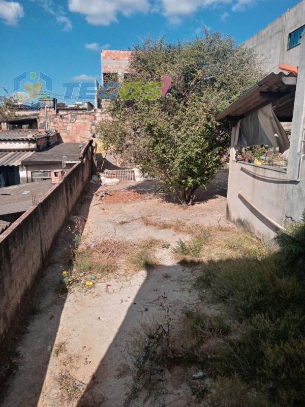 Casa Ampla bem arejada, com varanda e quintal amplo. Areá com fogão a lenha, 2 lojas e 1 vaga de garagem. Casa com excelente localização a 3 minutos de comércios e escolas Foto 12