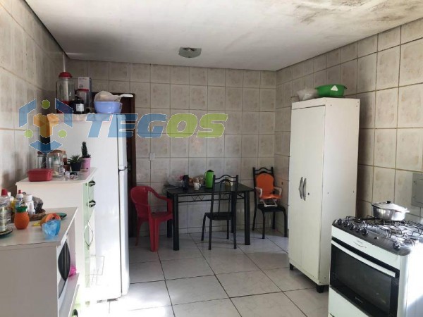 Casa Ampla bem arejada, com varanda e quintal amplo. Areá com fogão a lenha, 2 lojas e 1 vaga de garagem. Casa com excelente localização a 3 minutos de comércios e escolas Foto 5