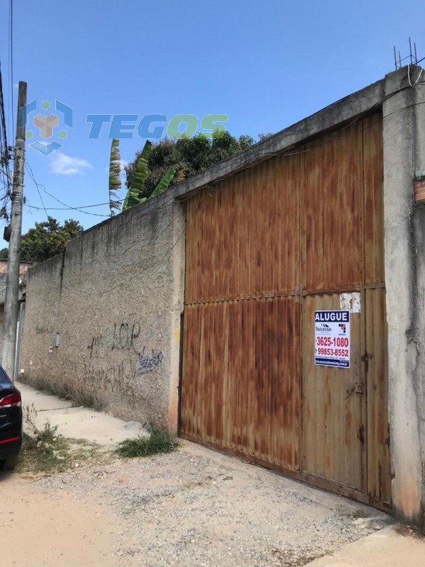 Galpão com espaço amplo, área coberta, 2 cômodos e banheiro. Foto 1