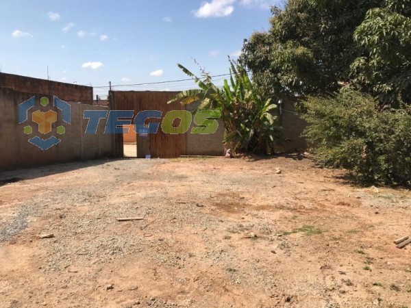 Galpão com espaço amplo, área coberta, 2 cômodos e banheiro. Foto 2