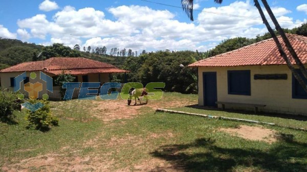 FAZENDA NO DISTRITO DE SANTO ANTÔNIO DO LEITE. Foto 2