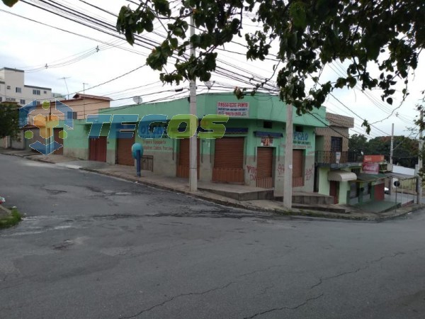 TERRENO COM CASAS, BARRACÕES E LOJAS Foto 1