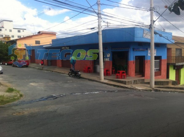 TERRENO COM CASAS, BARRACÕES E LOJAS Foto 2