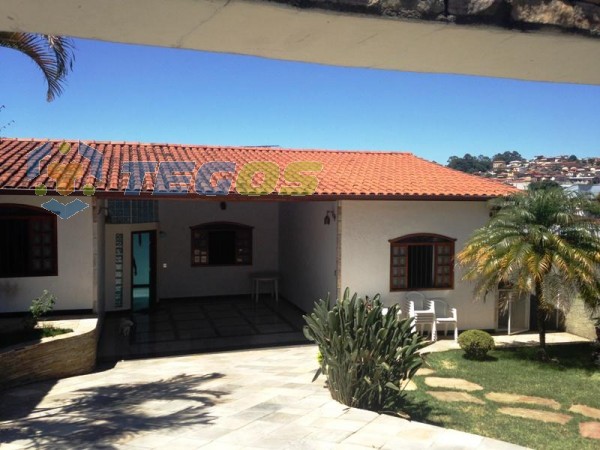 Casa localizado em Alto Dos Pinheiros. 3 quartos (1 suítes), 3 banheiros e 6 vagas. Foto 1