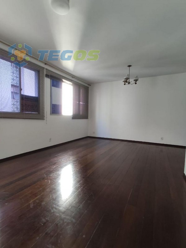 Apartamento localizado em Vila Paris. 4 quartos (1 suítes), 2 banheiros e 2 vagas. Foto 5