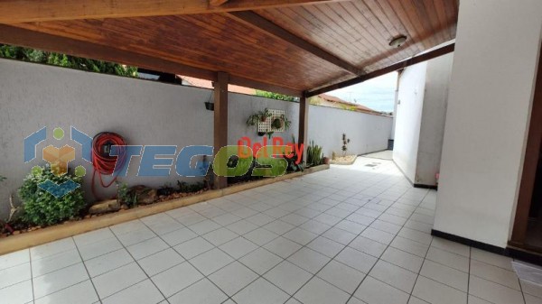 Casa 3 Quartos 1 Suíte e 3 banheiros à Venda, 300 m² Foto 3